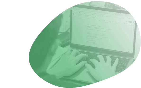 笔记本电脑上的学生